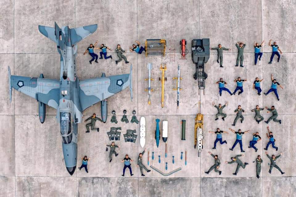 _TNIAU's tweet photo. Ketika skuadronmu berubah seperti mainan mini figure dengan segala peralatan dan personel pendukungnya, beginilah jadinya.

Selamat berakhir pekan bersama keluarga tercinta. Bagi Airmen yang belum punya pasangan, semoga kesendiriannya diberkahi. 👤#TNIAU #jauhdilangitdekatdihati https://t.co/NKL0J9aCn0