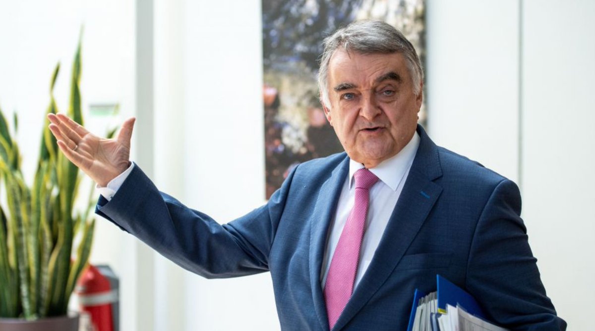 cicero_online's tweet image. Niemand hatte den Europapolitiker Herbert Reul als NRW-Innenminister einst auf dem Schirm. Doch mit seiner anpackenden Art auch gegen Clan-Kriminalität hat er sich inzwischen Respekt verschafft, schreibt @Michael_Hirz 
cicero.de/innenpolitik/h…