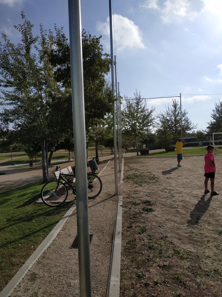AVSanni1's tweet photo. Así está la pista de la calle Zurbarán donde nos desplazaron hoy a hacer el multideporte infantil.
Redes rotas, campo sin pintar, redes altas sin reponer para que no salgan los balones, etc.
@AytoLeganes solo tiene presupuestos para la primera división? https://t.co/7SDt7e3gVV