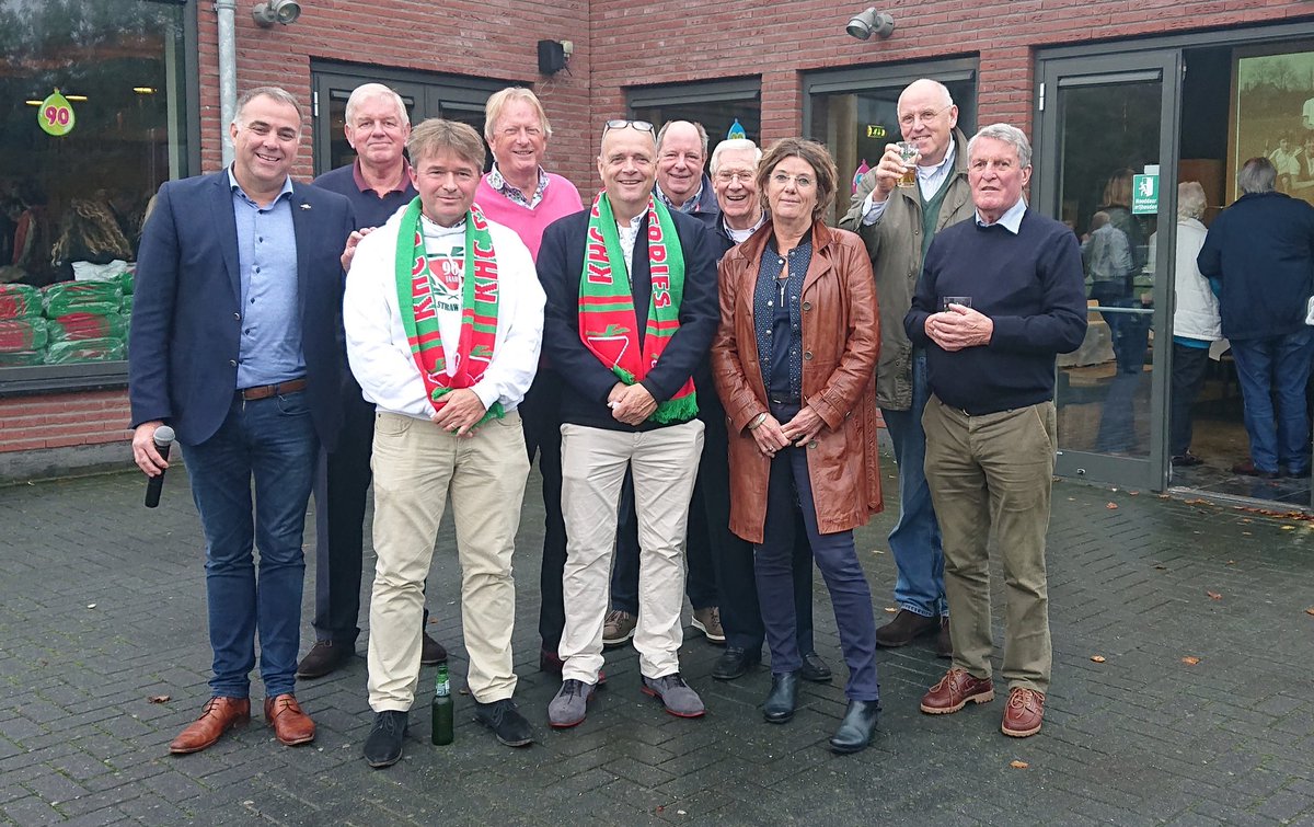 Mooi stel dit! Negen oud-voorzitters en de huidige voorzitter van <a href="/Strawhockey/">KHC Strawberries</a> samen op de foto. Club bestaat komende dinsdag 90 jaar en daarom was er gisteren een reünie die druk werd bezocht. #driehuis #velsen #hockey