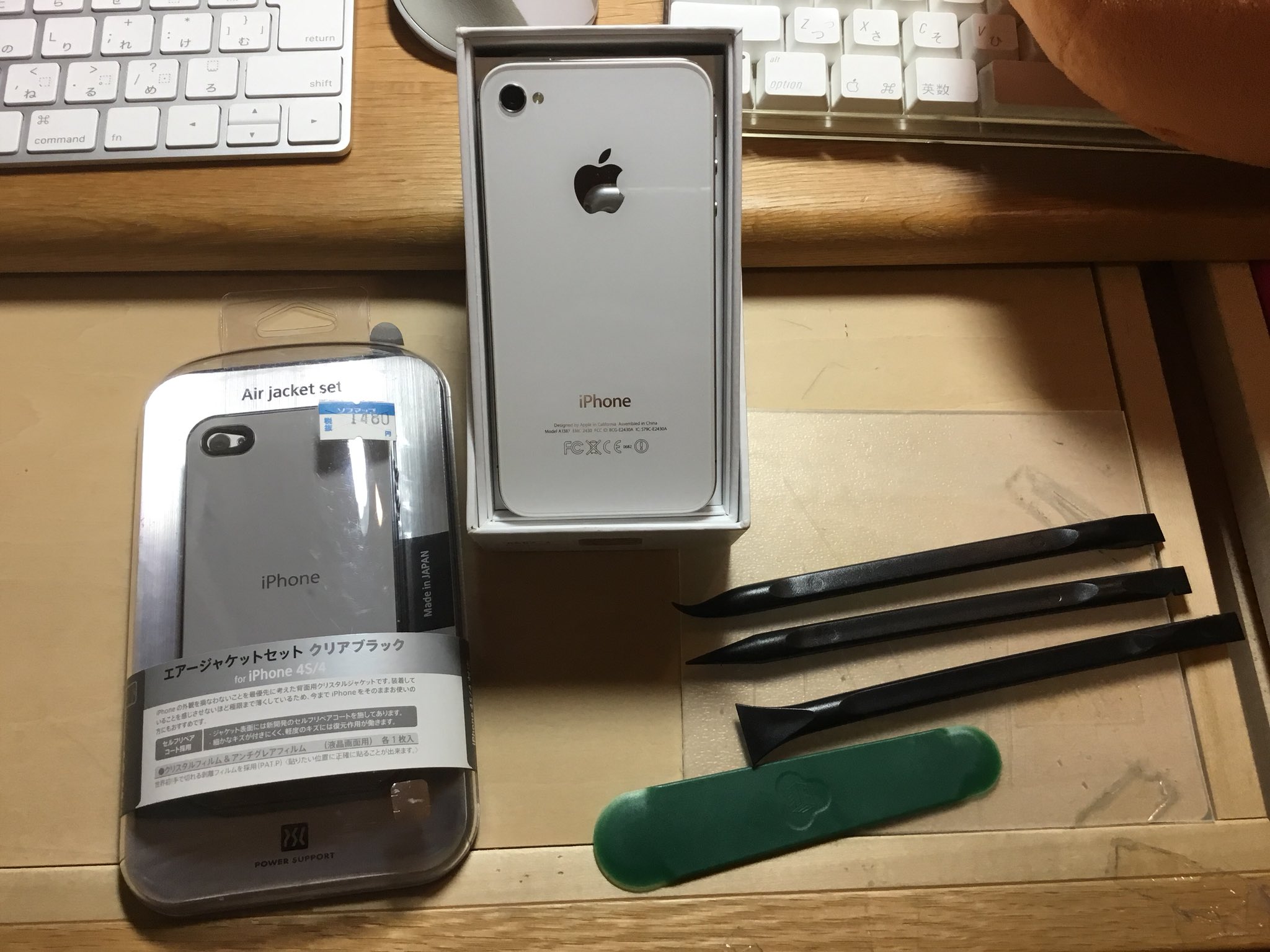 てけみん 秋葉原でiphone 4s ホワイトを買った ついでにケースと分解用のヘラも購入 この4sはios 6 1 3で脱獄して使う予定 Iphone4s Iphone エアージャケットセット 秋葉原 ヘラ 分解 Apple T Co Oablc81hsy Twitter