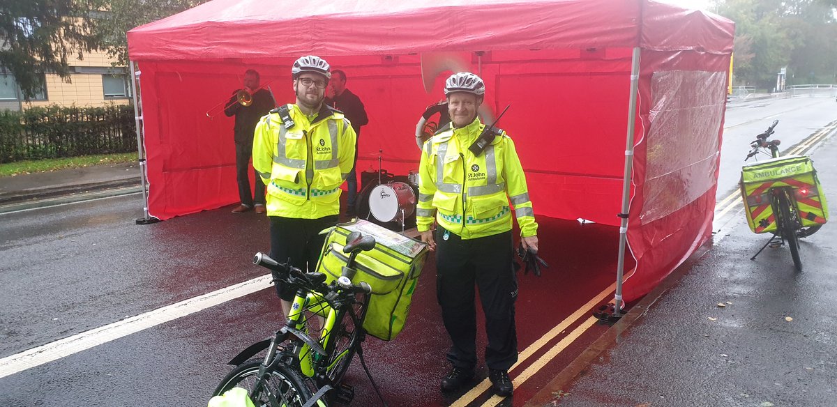 SJASouthEastCRU's tweet image. Graham and Pete enjoying the entertainment at Mile 5 Banbury Road.  🚲🚑🌧🏃‍♂️🏃‍♀️ #OxfordHalf #BrassBand #DryingOut