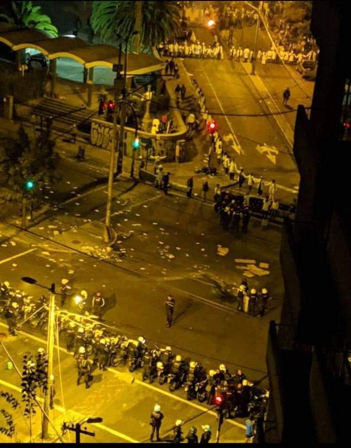 ecuador_today's tweet photo. No todos los héroes llevan capa. A esta hora decenas de estudiantes voluntarios de medicina protegen con sus cuerpos a quienes se albergan en las universidades de la capital, consideradas zonas de paz. #Cacerolazo #ToqueDeQueda #GraciasMoreno https://t.co/ajervSCypj