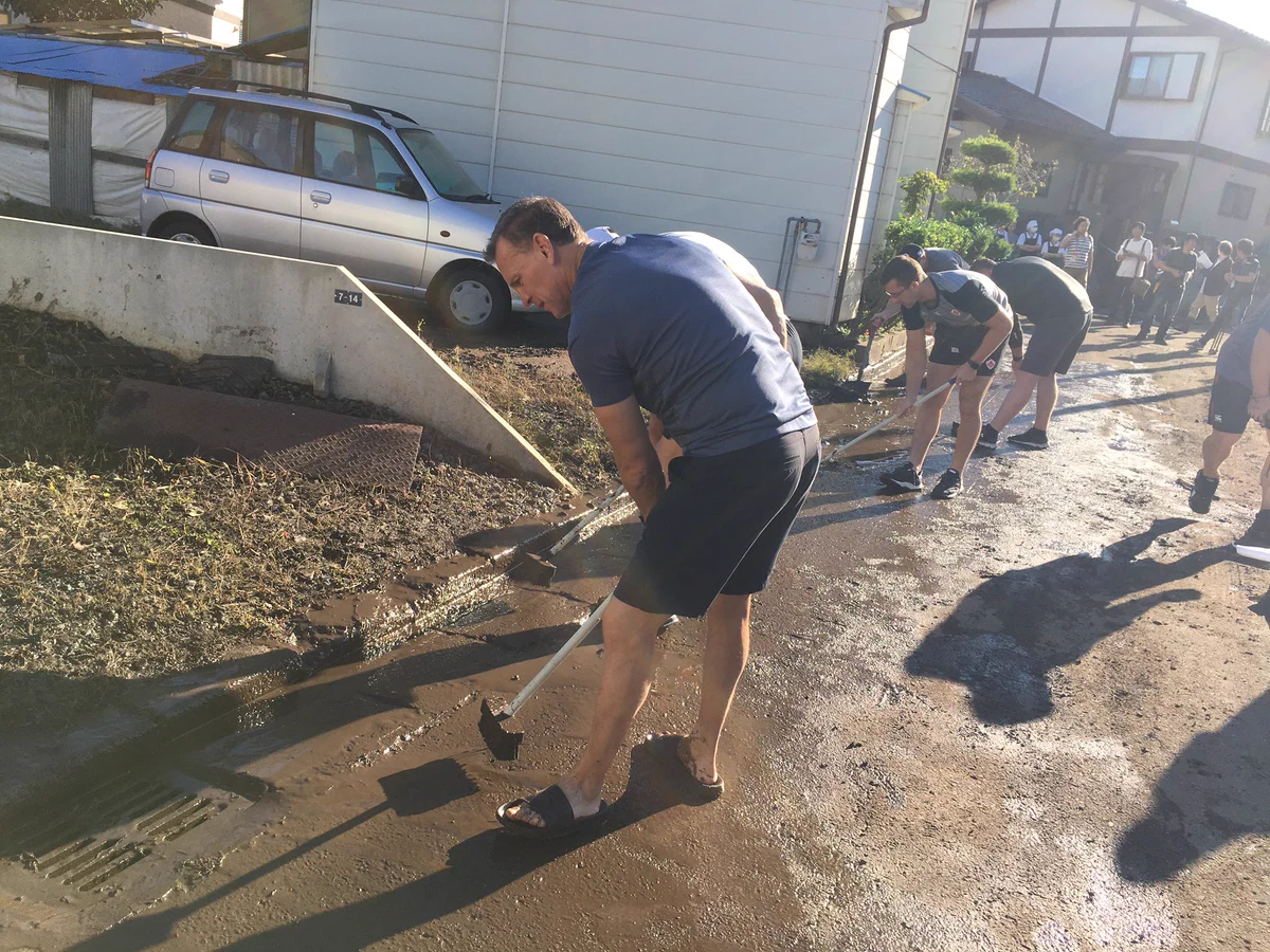 カナダチームが台風で試合延期になったので災害地でボランティア！感謝致します！！