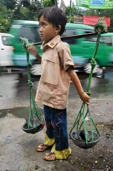 Gurroba1's tweet photo. Potret anak-anak negri...nan jauh dari yg punya istana

Di mana untuk sekedar mau belajar bisa mengerti bagai mana cara hidup yg lebih baik mereka harus membanting tulang terlebih dahulu untuk mendapat sedikit rupiah 
supaya bisa sekolah
Sementara para...
Semoga ekau tabah nak https://t.co/5wXn8EnBJC