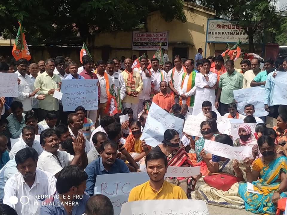 AmarSinghKarwan's tweet image. Yesterday participated in BJP Maha Dharna at RTC Bhavan, Mehdipatnam, along with party leaders and TSRTC employees to support their genuine demands. 
Government needs to come forward and merge #TSRTC into government. @BJP4Telangana @drlaxmanbjp 
#SupportTSRTC #AmarSinghKarwan