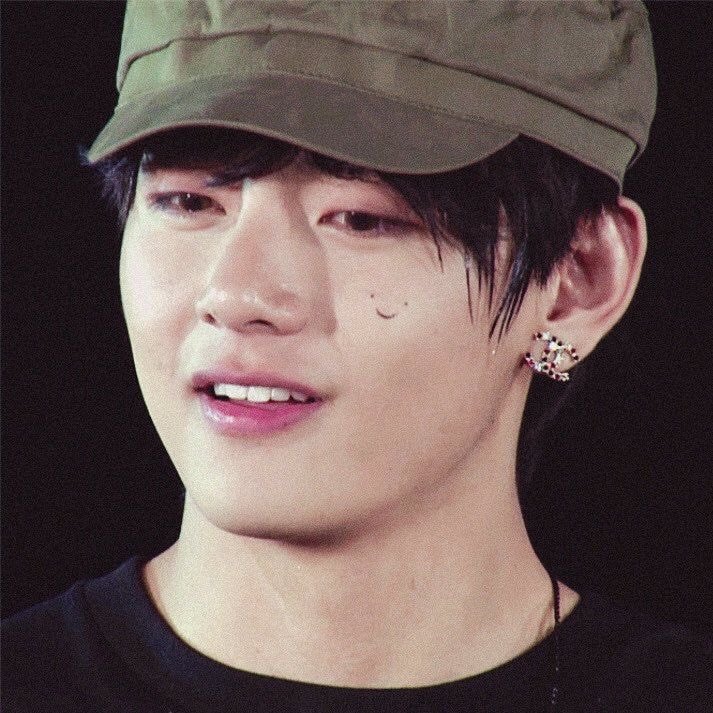 LC_March's tweet photo. ความ positive ของแทแทเนอะ เป็นสิวข้างแก้ม ตรงบริเวณใกล้ขี้แมงวันที่แก้มพอดี เติมหน้ายิ้มเข้าไปแทน

คือถ้าเป็นเราคงหงุดหงิดมาก แต่แทฮยองรับมือกับปัญหา ไม่สิ เจ้าตัวไม่มองว่าเป็นปัญหาด้วยซ้ำมั้ง น่ารักไปจนถึงทัศนคติจริงๆ https://t.co/hjqedP4g8Z