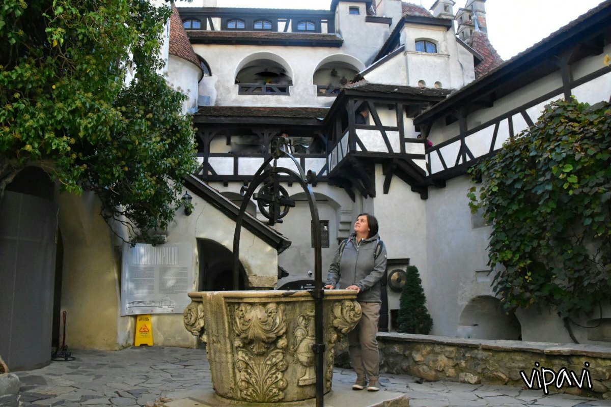 Vipavi_'s tweet photo. Seguimos conociendo castillos de #Transilvania entre los que no podía faltar el castillo de Bran, más conocido como el del conde Drácula. Además de las impresionantes iglesias fortificadas de #prejmer y #Harman. #VipaviEnRumania #Rumania @trotaburgos @mimochilamepesa https://t.co/8NbtGpKwTZ