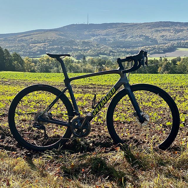 reyosmot's tweet photo. #Specialized #Roubaix #Expert 2020 #SpecializedRoubaix je skvělá silnička. Kdybych nezkusil nevěřil bych jak výborně funguje pružení představce #FutureShock. Elektrické řazení #Shimano #UltegraDi2 je rychlé přesné a návykové.
#RoadBike #Road #TestBike @… https://t.co/B3IbsXAKio https://t.co/eHNVUDr5zM