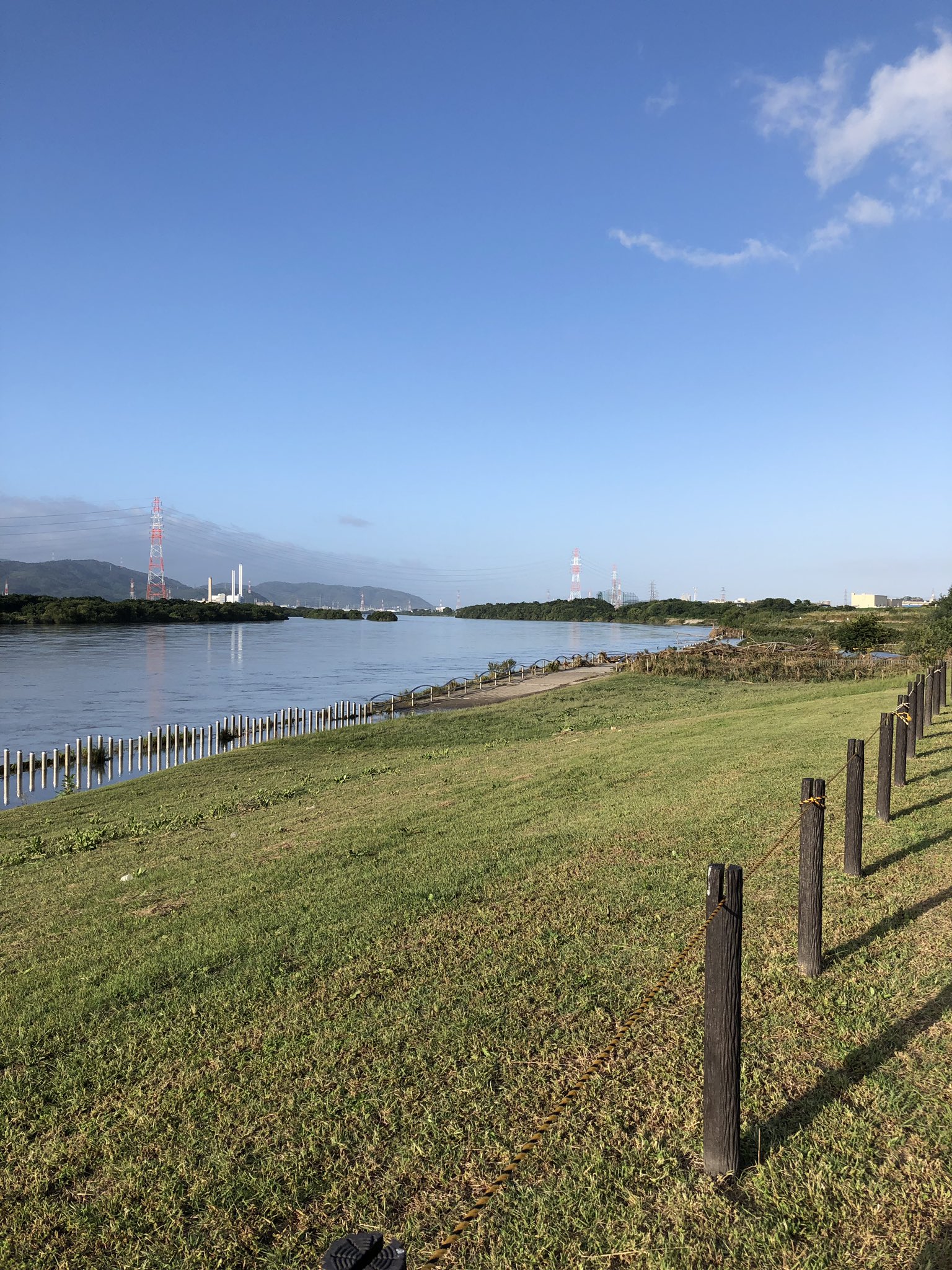 つっちー 趣味バスアングラー 淀川バス釣り 午後4時 現在の淀川枚方大橋付近です 大量の流木が上流にあります つっちー 趣味バスアングラー 淀川バス釣り 午後4時 現在の淀川枚方大橋付近です 大量の流木が上流にあります
