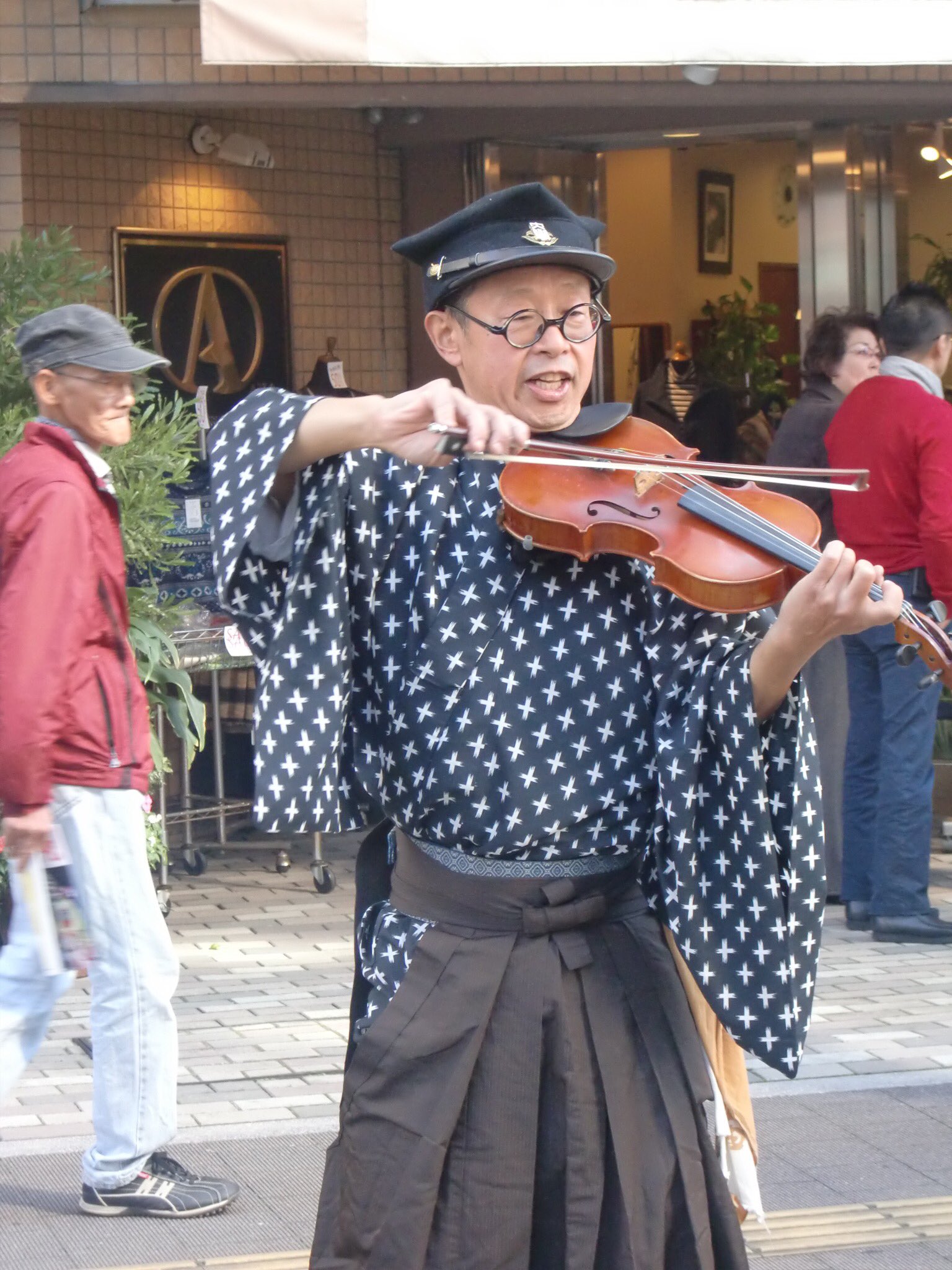 カルナビ 江東区文化コミュニティ財団 出演アーティスト紹介 神川仁 バイオリン演歌 スタンダードな書生姿の ヴァイオリン演歌 女学生の袴姿で女声で歌う女学生版ができます レパートリーは明治 大正 昭和前半の流行歌 唱歌 軍歌を中心