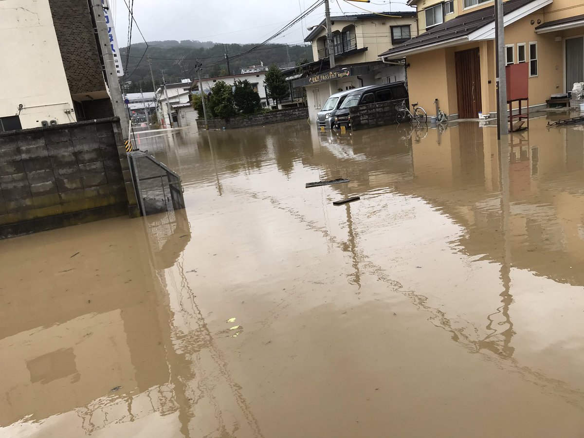 DGLRZKcDn8AqaeX's tweet photo. 飯山市新町
側溝からの水が溢れ出してきました…
どんどん増えています…
浸水も時間の問題かと…
市内各地で浸水しているようです…
身の安全を確保しながら
ただ見ているだけしか出来ない
虚しさ…
近所の人達と声を掛け合ってます！ https://t.co/JfSezDSBiM