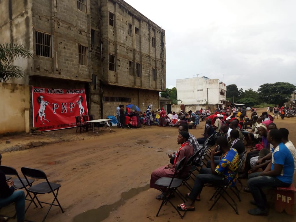 KatakouFovi's tweet photo. Hier 12 octobre 2019 , Gnassingbé Faure a encore disperser la réunion publique du parti politique PNP . LA réunion qui est 1 cadre d formation politique des militants de Tikpi . Le fils d'Eyadema pense gouverner le Togo avec lè lois liberticides. #Milawoe , #BringBackOurFreedom https://t.co/e0mRoJjlUW