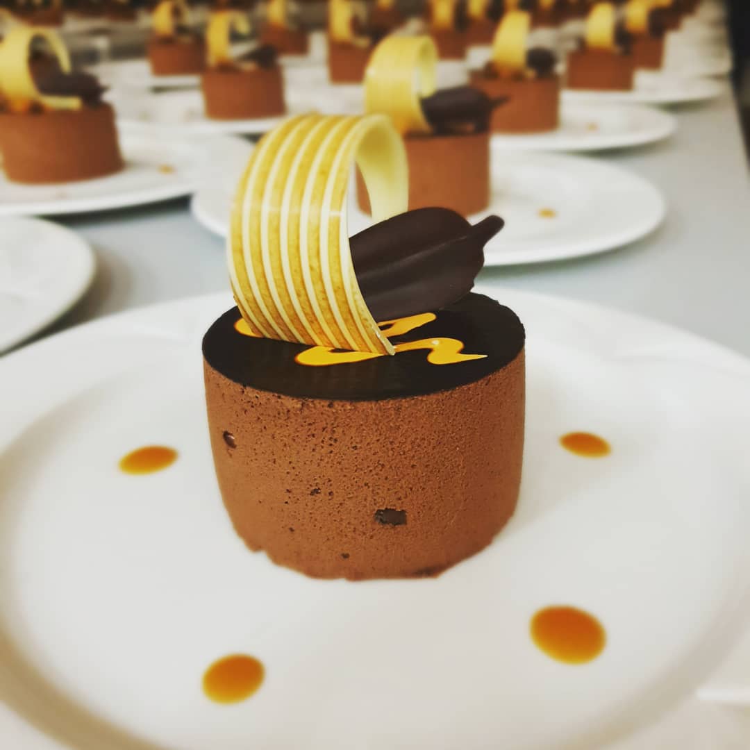 StEdwardsFood's tweet photo. Last night was Old Edwardians' Dinner @StEdwardsColl No starter photo but thought we'd share the roast chicken main &amp; chocolate truffle pud! @IndiesSodexo @SodexoUK_IRE @wol1978 @MichelleHought3 @FOSEC_official #schoolreunion #dinner https://t.co/cplVu8nX8g