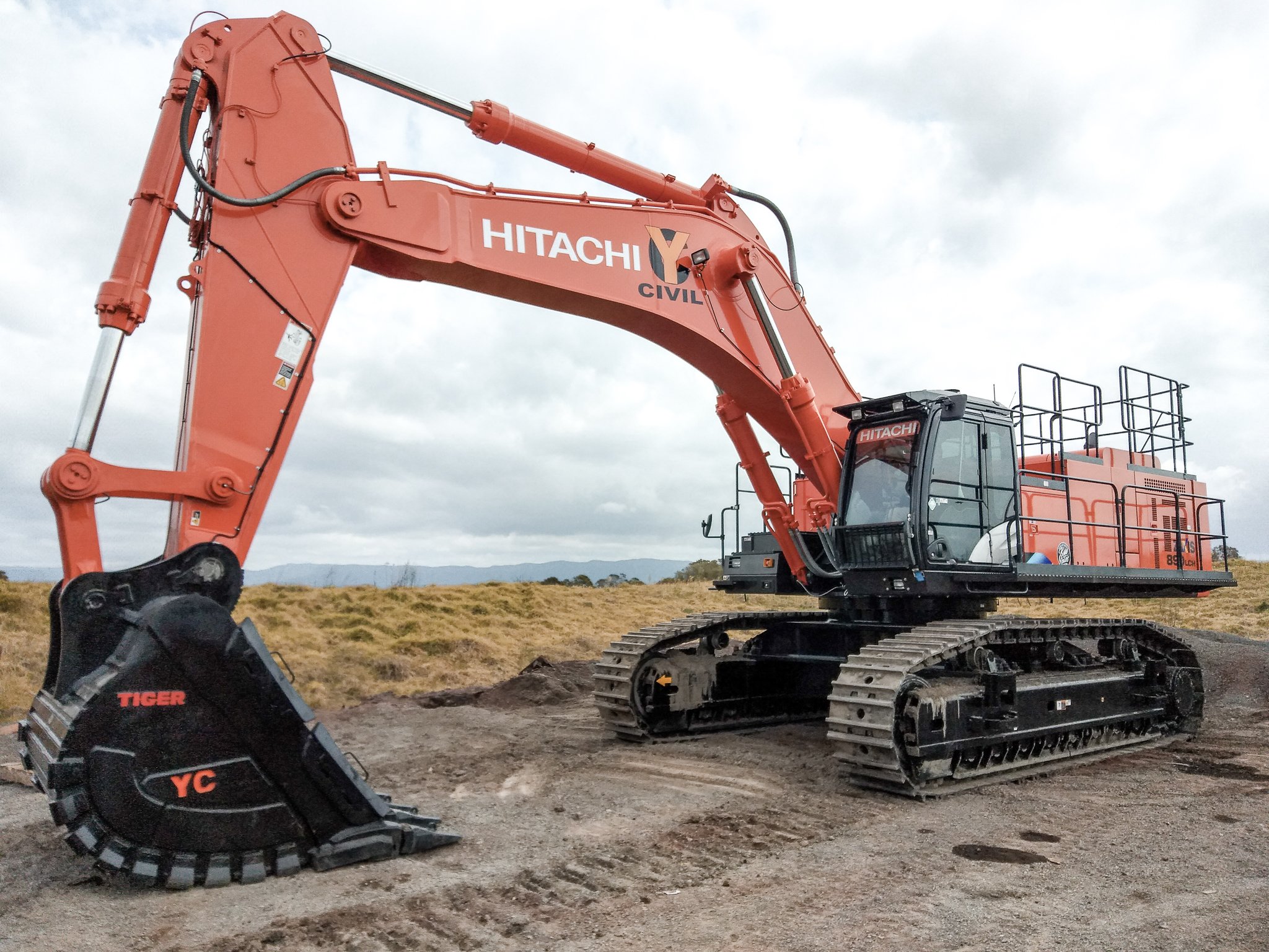 Hitachi ZX490LCH-5 excavator user review - YouTube