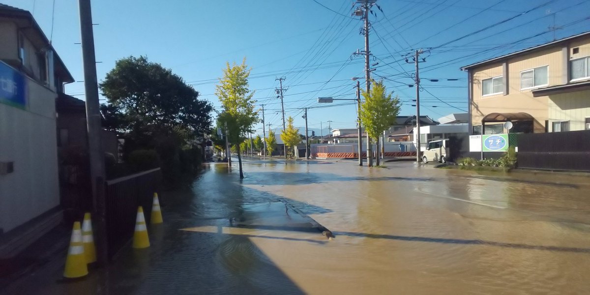 k1WlwwM0wUZ3IXT's tweet photo. 身バ��覚悟で載せます、宮城県角田市の被災状況です。道が寸断されて孤立した集落もあり、思うように進めない箇所もあるので注意してください。

#台風19号 https://t.co/ZgT8bp4svS