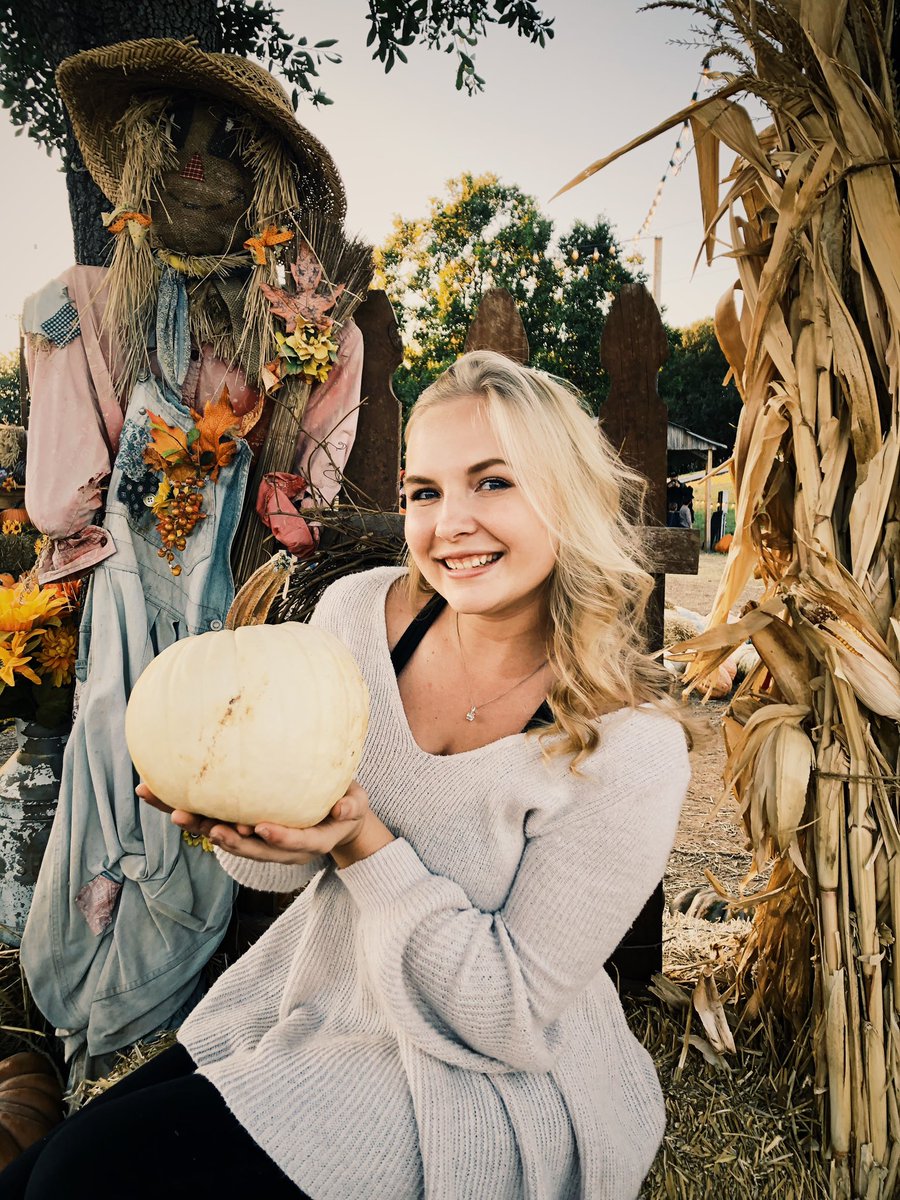 sweetsvet_13's tweet photo. I’m in love with Fall 🍂 https://t.co/YE7RGBkNf8