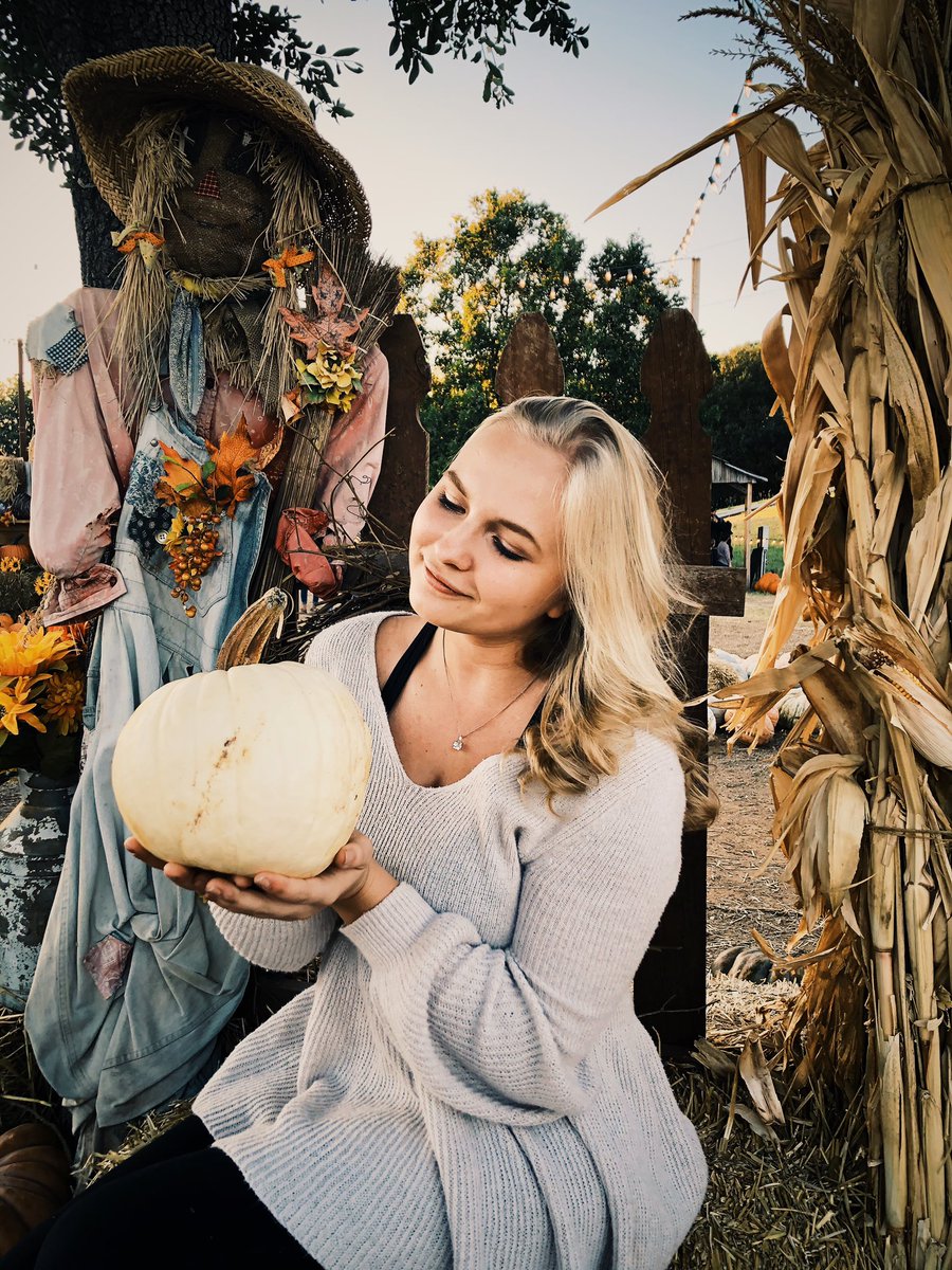 sweetsvet_13's tweet photo. I’m in love with Fall 🍂 https://t.co/YE7RGBkNf8