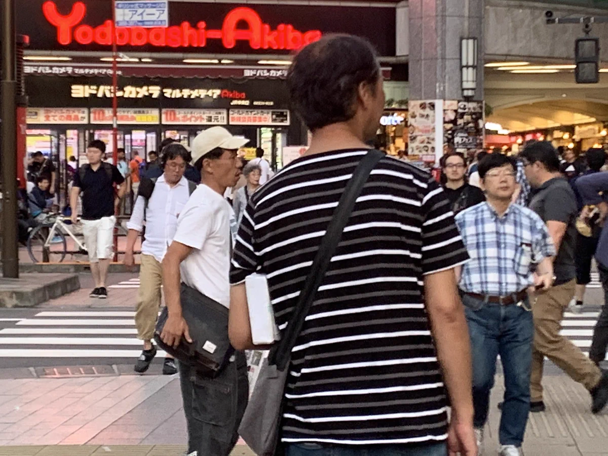 みんな注意して。秋葉原ヨドバシカメラ前、早速台風被害の募金という怪しいおっちゃん複数