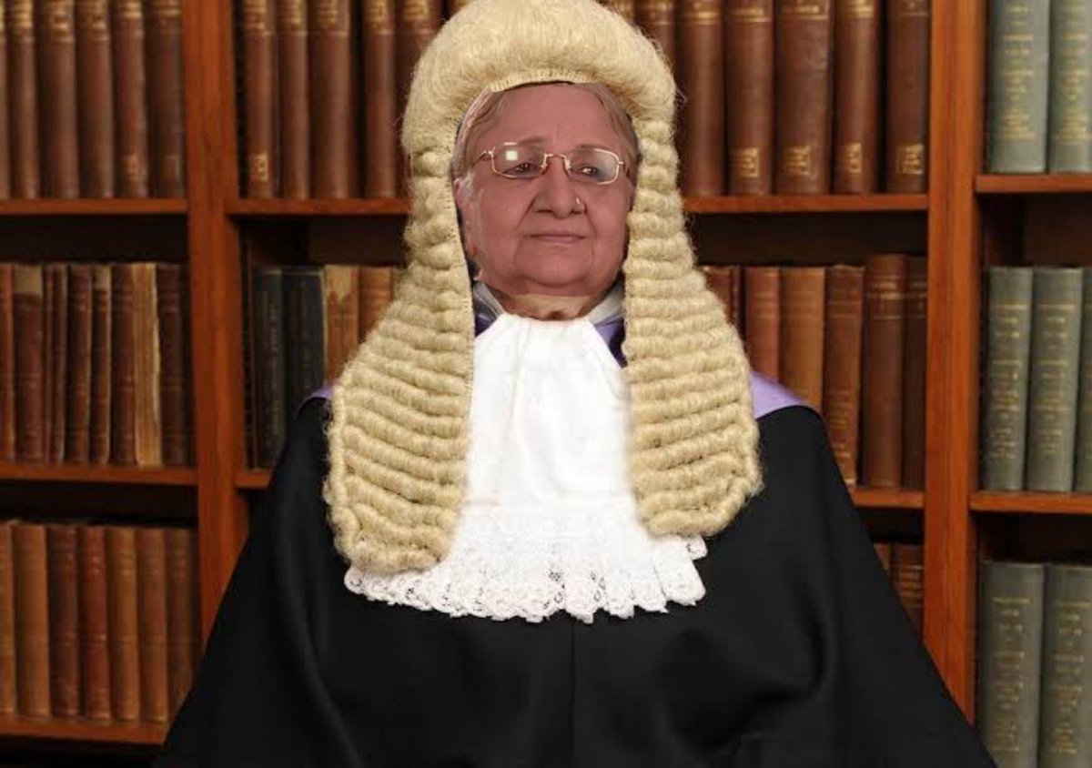 Donna davenport archives. Судья. Мантия российского судьи. Молоточек судьи. Donna davenport.