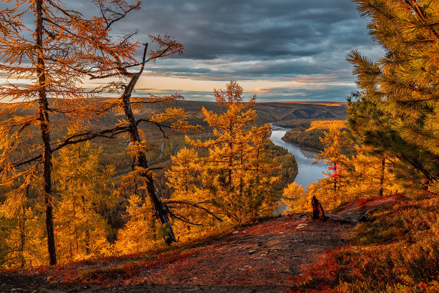 Осенняя природа Якутия река Чульман