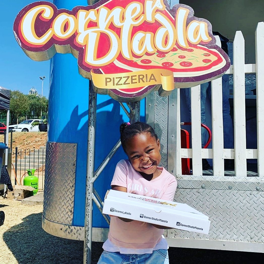 corner_dladla's tweet photo. Evoking happiness 🙂🔥🍕#BeautifulSmile 😇 Thank you to the parents for stopping by our Pizza Truck #CornerDladlaPizzeria #ZwakalaSoGawula #BestSharedMeal #Family #Friends #ProudlySouthAfrican https://t.co/VVGX839Z3j