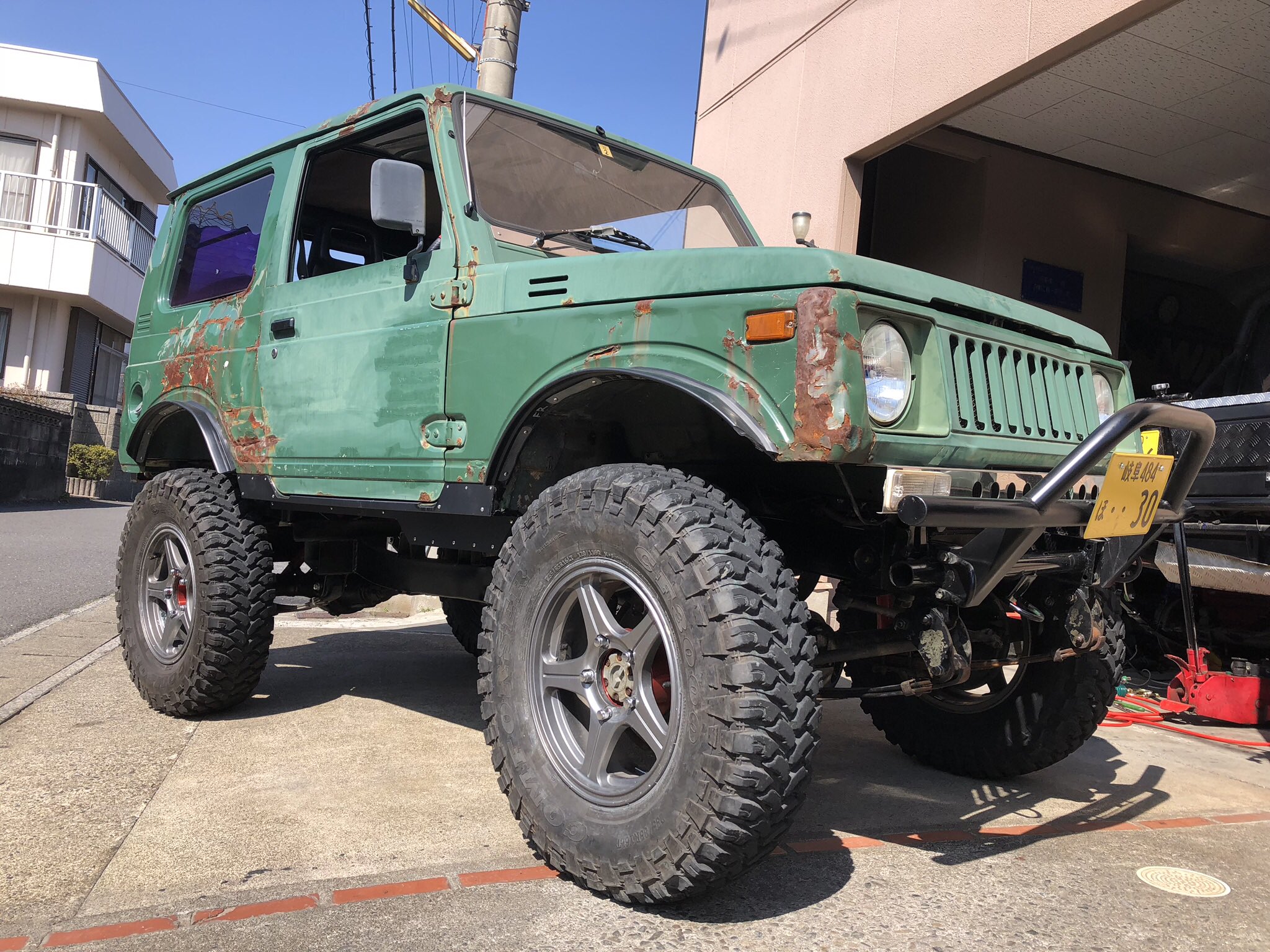 Twitter 上的 アンディ Connection 朝むら家 クラウン売ってジムニー買いました Sj30 S58年式 ホーシングja11前後移植 トランスファーja11改4 1ダウンギア ラジエーター他車純正移植電ファン化 全然動かないリーフ ボディリフト ショップオリジナルブリッジキット
