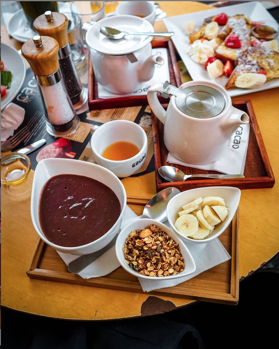 Smoothie bowl. U nas mame na vyber z Acai na Tigela s bananem a granolou, Acai superfood s pridavkem superfoods, ananasem nebo jahodami a granolou nebo mangove opet s ovocem a granolou. Nasi domaci granolou. 
Tak se zastavte.