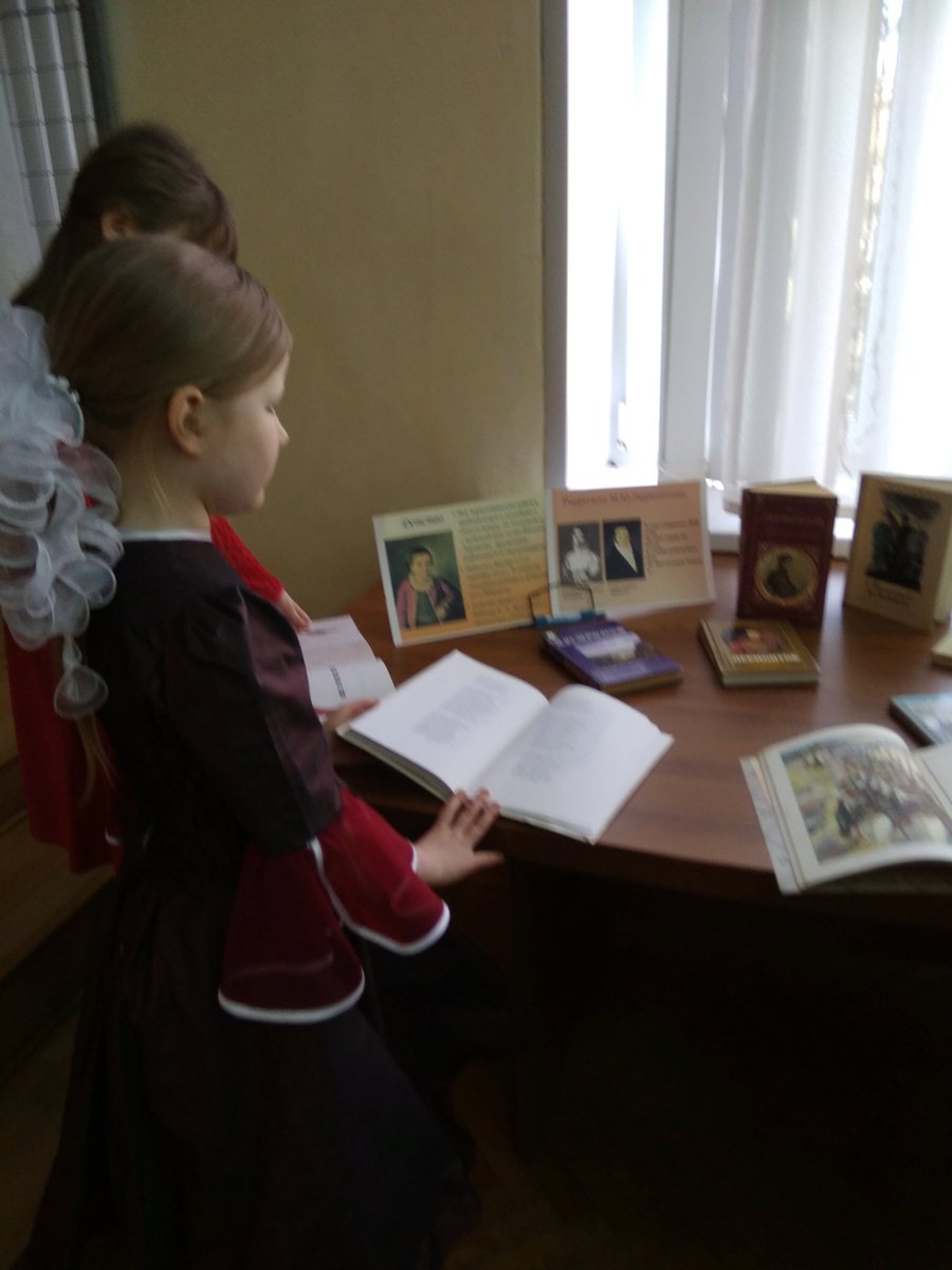 #ЦБС 12.10.19г. - библиотека №31 провела обзор книжной выставки "Есть люди как солнце" в  школе искусств им. Балакирева.