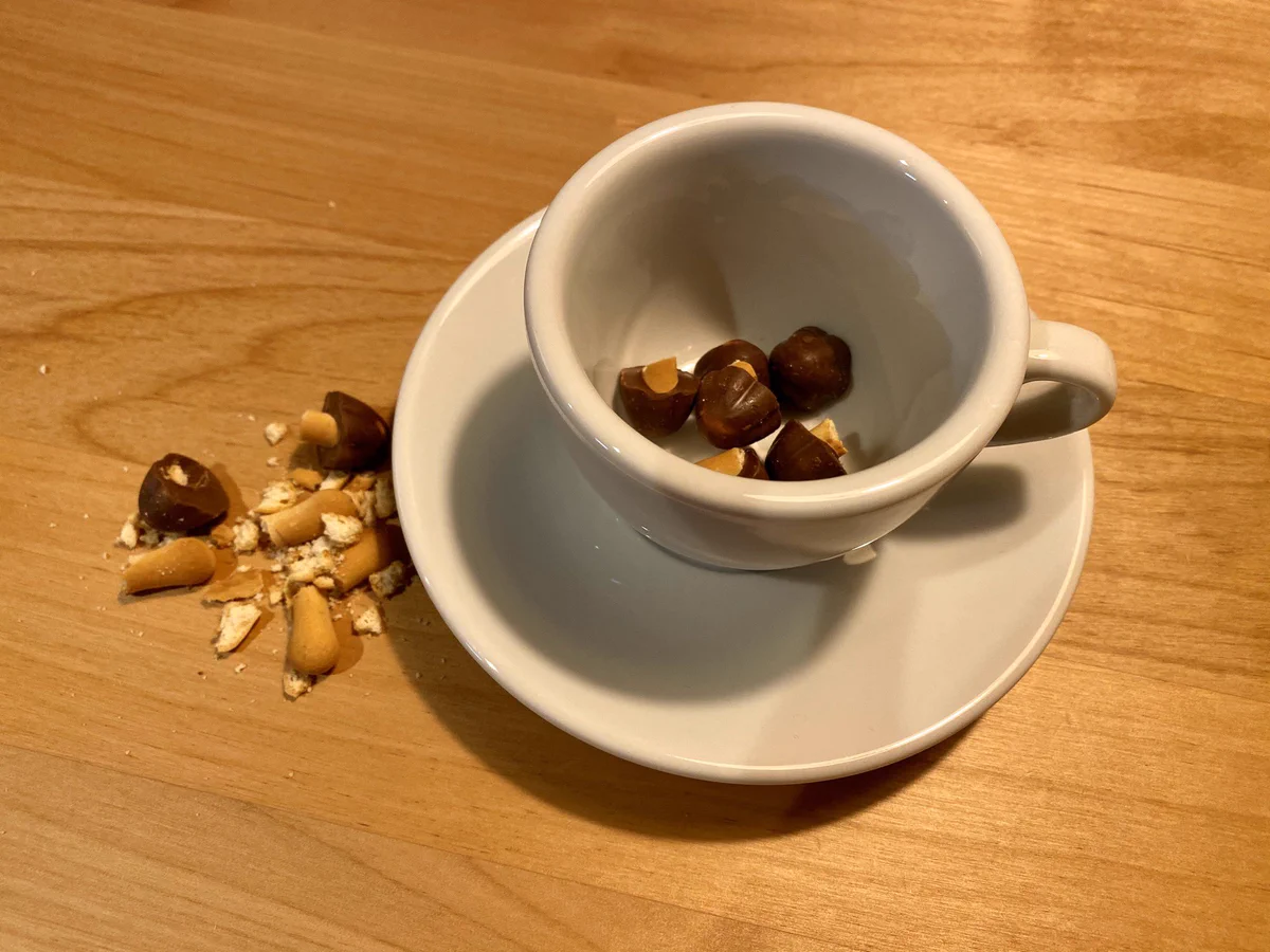 たけのこの里派の大勝利！？きのこの山を使ったカフェモカの作り方www
