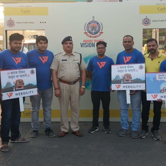 100+ @jaipuria_indore  students are on Aadarsh Marg to manage the traffic with Indore Traffic Police and helping in spreading awareness about traffic rules. 

#BetterTrafficBetterIndore #indoreeknumber #indoretrafficpolice #indorepolice #indoretraffic #indore #indorebanegano1