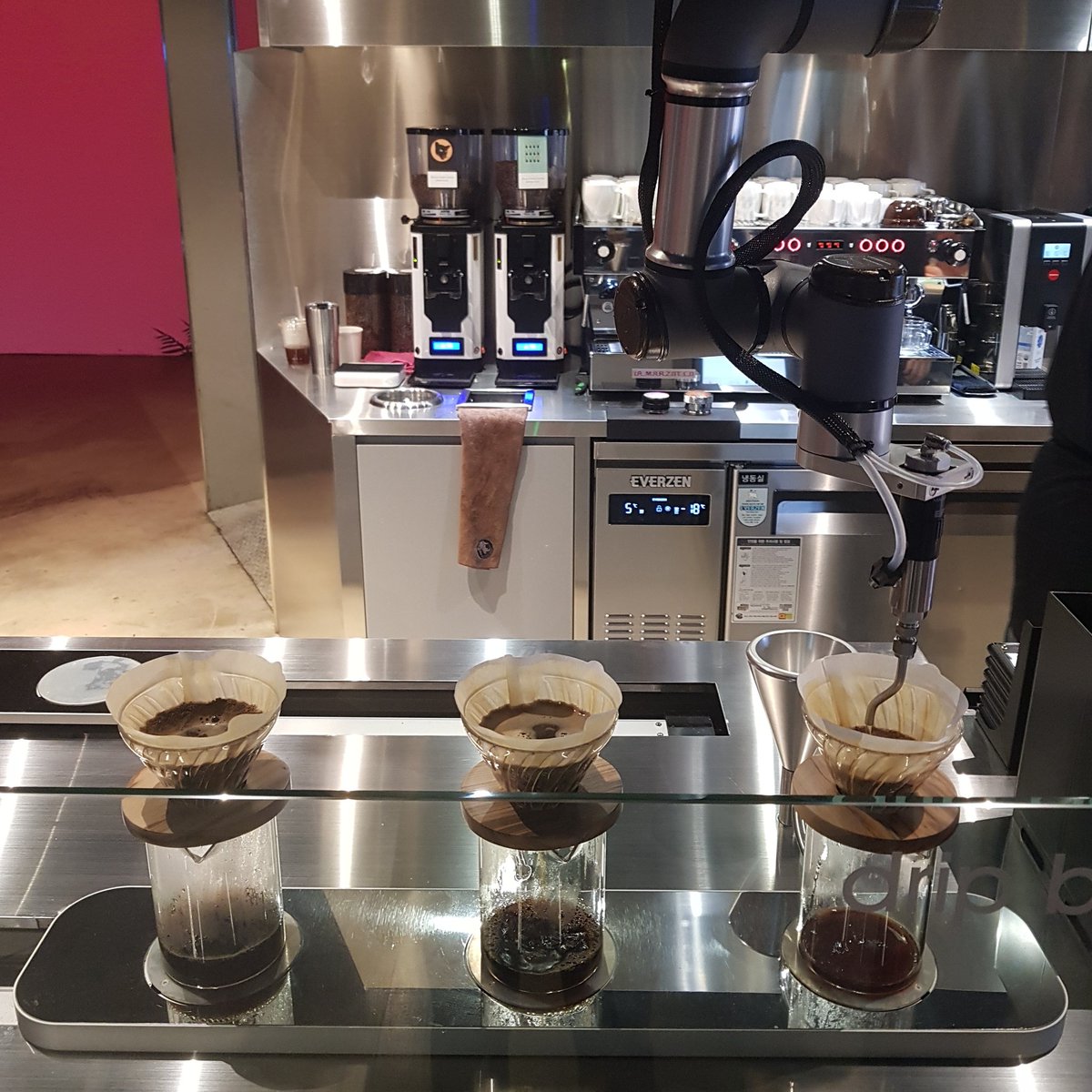 ALWAYS_JENA_'s tweet image. 로봇이 만들어주는 커피라니😲
#LabelUP #라벨업 #라벨업제나 #제나 #jena #ジェナ