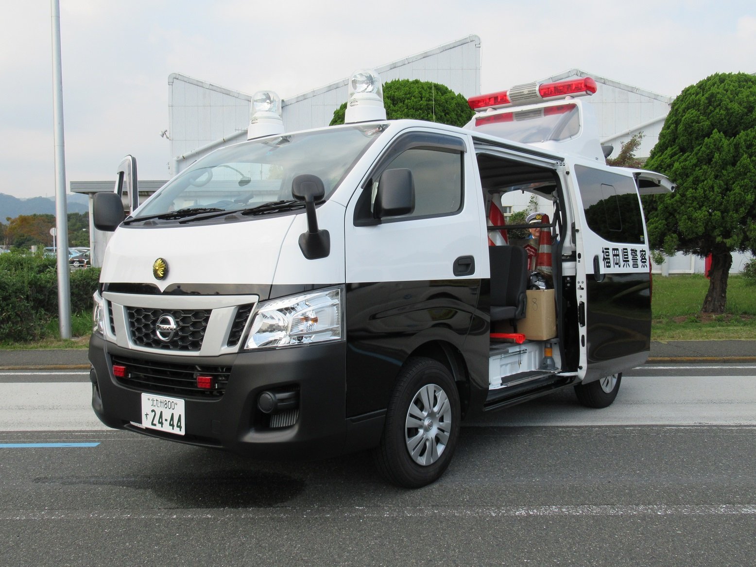 ザリガニ　キャラバン　事故処理車　宮崎県日向市　救急車 トミカ × リアルカー オールカタログ / No.18 日産 NV350