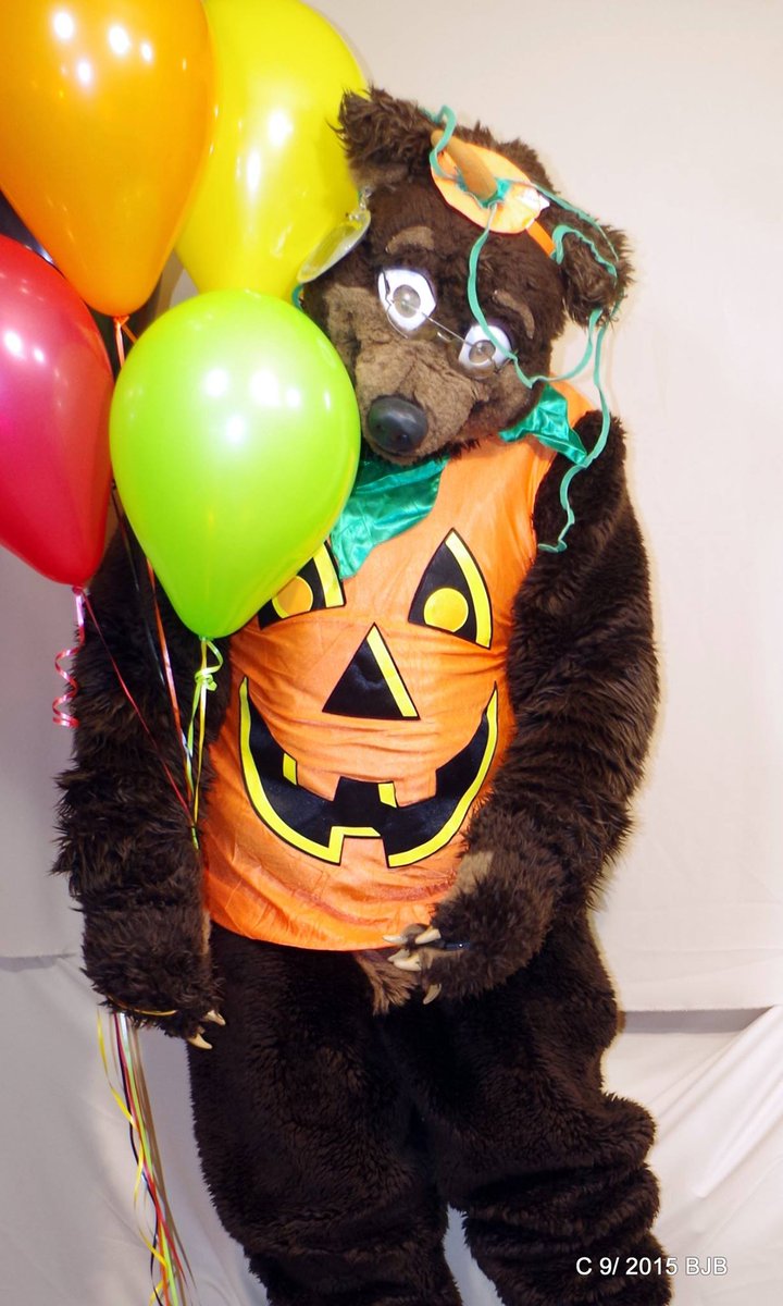 THE_BJBUTTONS's tweet photo. #fursuitfriday #fursuiteveryday #FWPhotoContest @FursuitersWorld #Waldolf in his #Pumpkin costume and some #Halloween #helium #balloons https://t.co/eb9UngyIxl