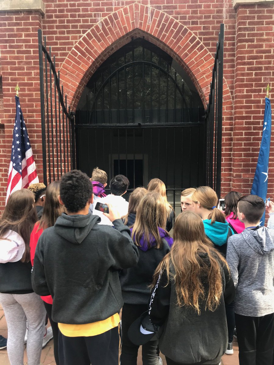 TayaPennington's tweet photo. Checking out Mount Vernon - Washington's home! #D158DC #BestTripEver https://t.co/6Uzz2XkyqS