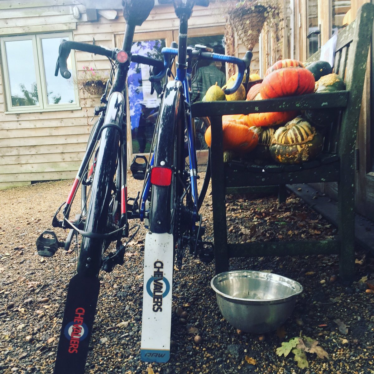 ChevaliersCC's tweet photo. Autumn = pumpkins and @rawmudflap mudguards. https://t.co/MGLu6GBd7c