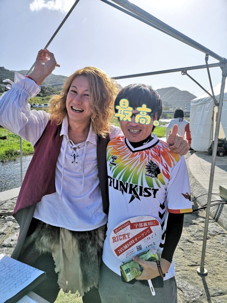 shark__RY's tweet photo. 念願のサインをゲット(´д⊂)

二人目のジャイアンのMasaさんにはユニホーム姿をイジって頂き、ヨシロウさんとはツーショットまで撮って頂きました。ヨシロウさん超イケメン!!

RISE AGAINに携わった全ての方々に感謝あるのみです。

#RISEAGAIN
#FUNKIST
#ヨ��ロウ
#二人目のジャイアン https://t.co/qQiJ5r8WRs