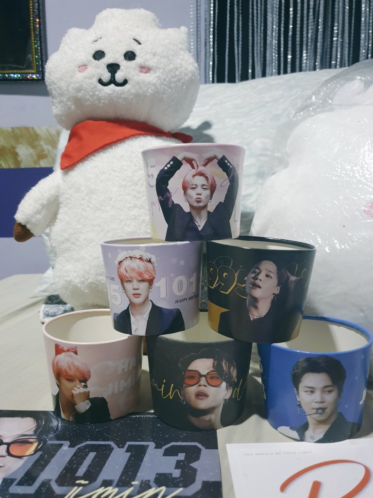 RJsmommyyy's tweet photo. jimin's bday celeb was sooo fun!💜🥺thanks to my cupsleeves event buddies, @bangstann0T7 @pjmsmiley 💜💜💜 let's do this again next time!!! 🥰 

thank you @armyjoeyy @OurPromiseJimin @BTSCalendarPH @TOPNOTCHMNL @bblue_min @Park_Jimin_PH 💜
#HappyJiminDay2019 
#HappyBirthdayJimin https://t.co/alMrDCRyeM