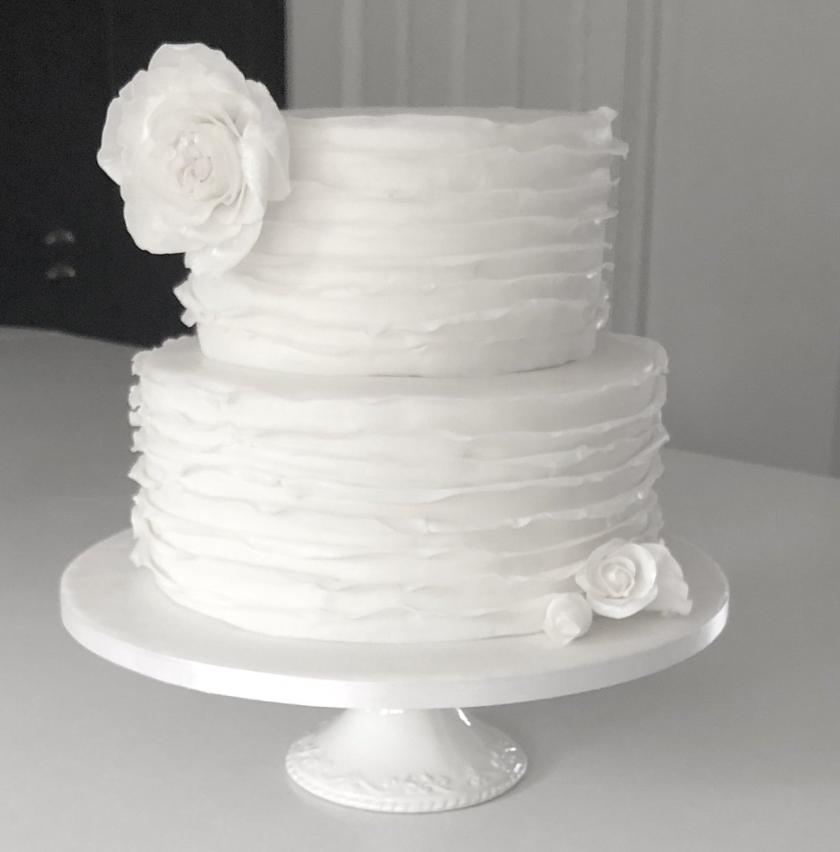 nicolaagilbert's tweet photo. Ruffle cake for a christening. This is a big cake! Love a touch of sugar floristry! Handmade garden roses with lots and lots of ruffles #thekendalkitchen #sugarflowers #sugarfloristry #rufflecake #christeningcake #ruffles #whitecake #massaticino #essexcakemaker #essexcake https://t.co/Wq6B9dKZ82