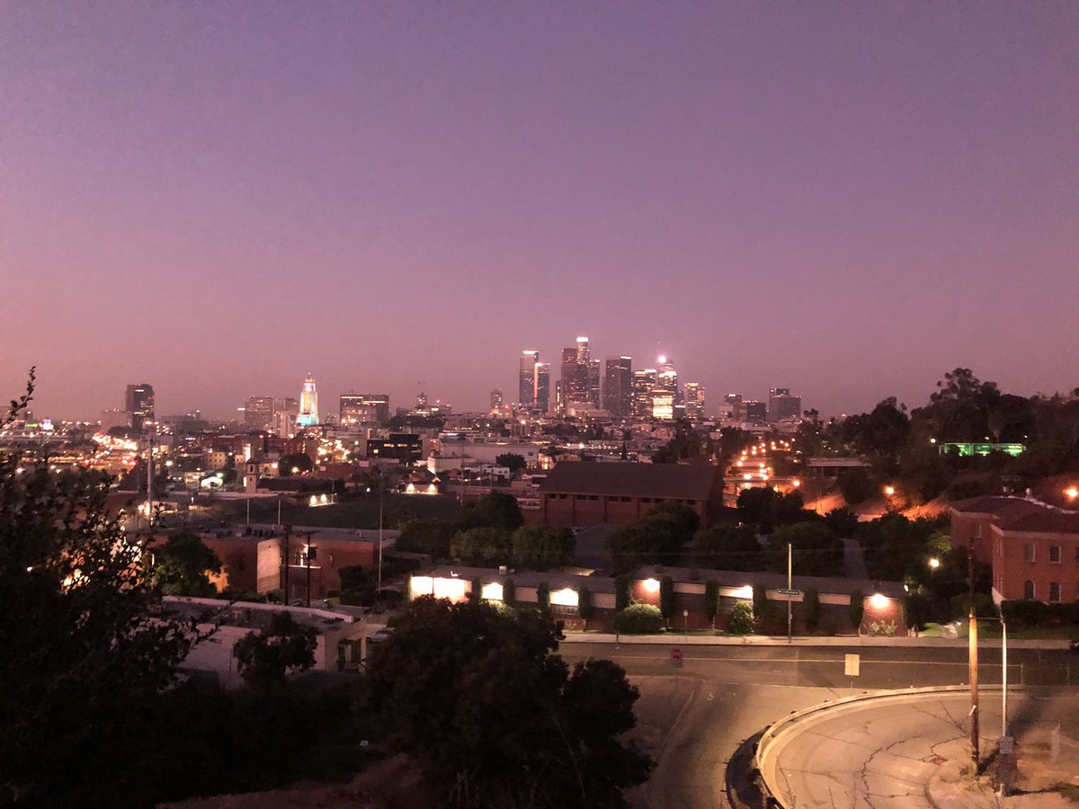 recyclerunners's tweet photo. Daybreak 6 miler in LA!  The sites!!!! https://t.co/P85EBGUzMX