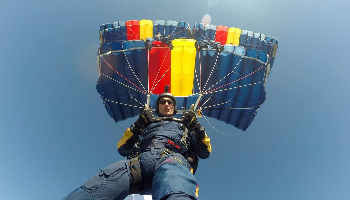 RLCSilver_Stars's tweet photo. WO2 Vincent-Pink posing for the camera whilst in canopy formation.
 
@royallogisticcorps @britisharmy @BritParaAssoc @performancedesigns          
#jointheteem #meettheteam #britisharmy #armyjobs #canopyformation #posing #gopro #crw #happydays #smile #3stack #thearmyneedsyou https://t.co/uk0ZafNCGQ