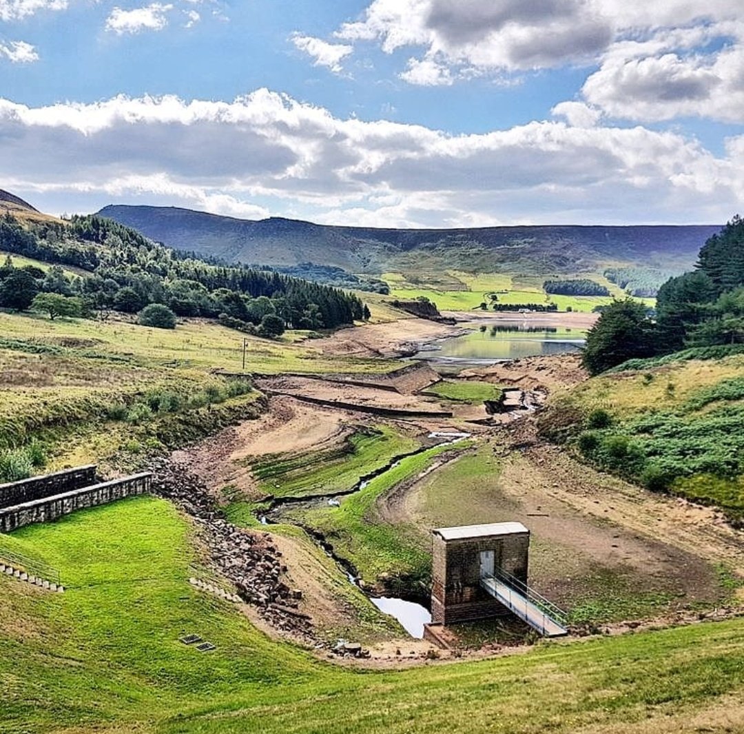 ChadWeather's tweet photo. Dove Stone Reservoir.

September 2018 v September 2019 https://t.co/6mG3VXRWFl