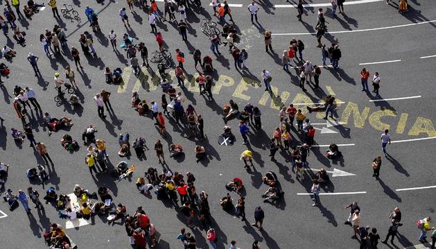 Una manifestación independentista recorre #Barcelona para protestar contra la sentencia del #procés ow.ly/Fg5H30pI7Q4