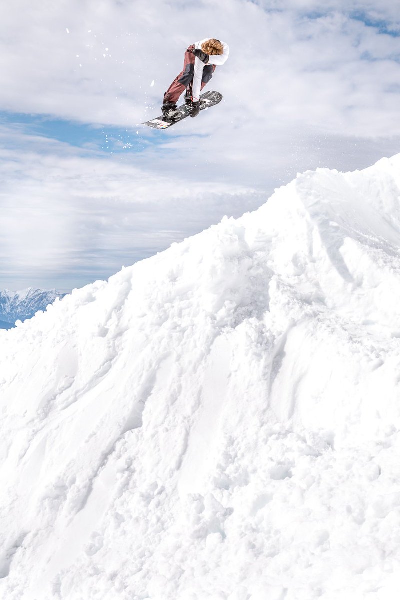 k2snowboarding's tweet image. Staff videographer Seamus Foster testing and approving a #K2ShredRod | | Marc O'Malley 📷 #K2Snow #K2AfterBlack #PartyOnAPlatter