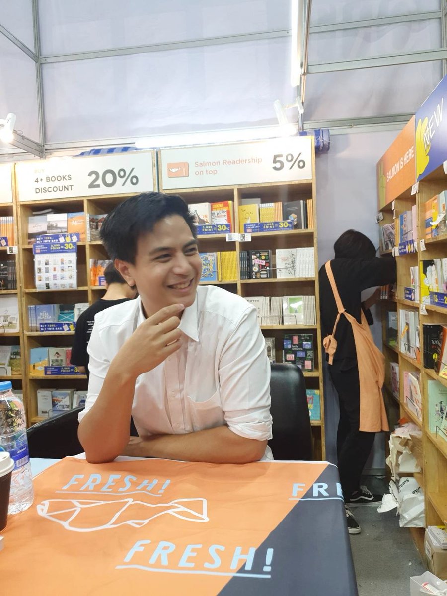 SuraiST's tweet photo. ไอติม รสหวาน 😊😊😘😘"เซ็นหนังสือเล่มแรกอย่างมีความสุข #WhyDoDemocracy รอยยิ้มนักเขียน" #paritw #ItimParit cr.พี่หลิน https://t.co/Y6oXoRn3Z3