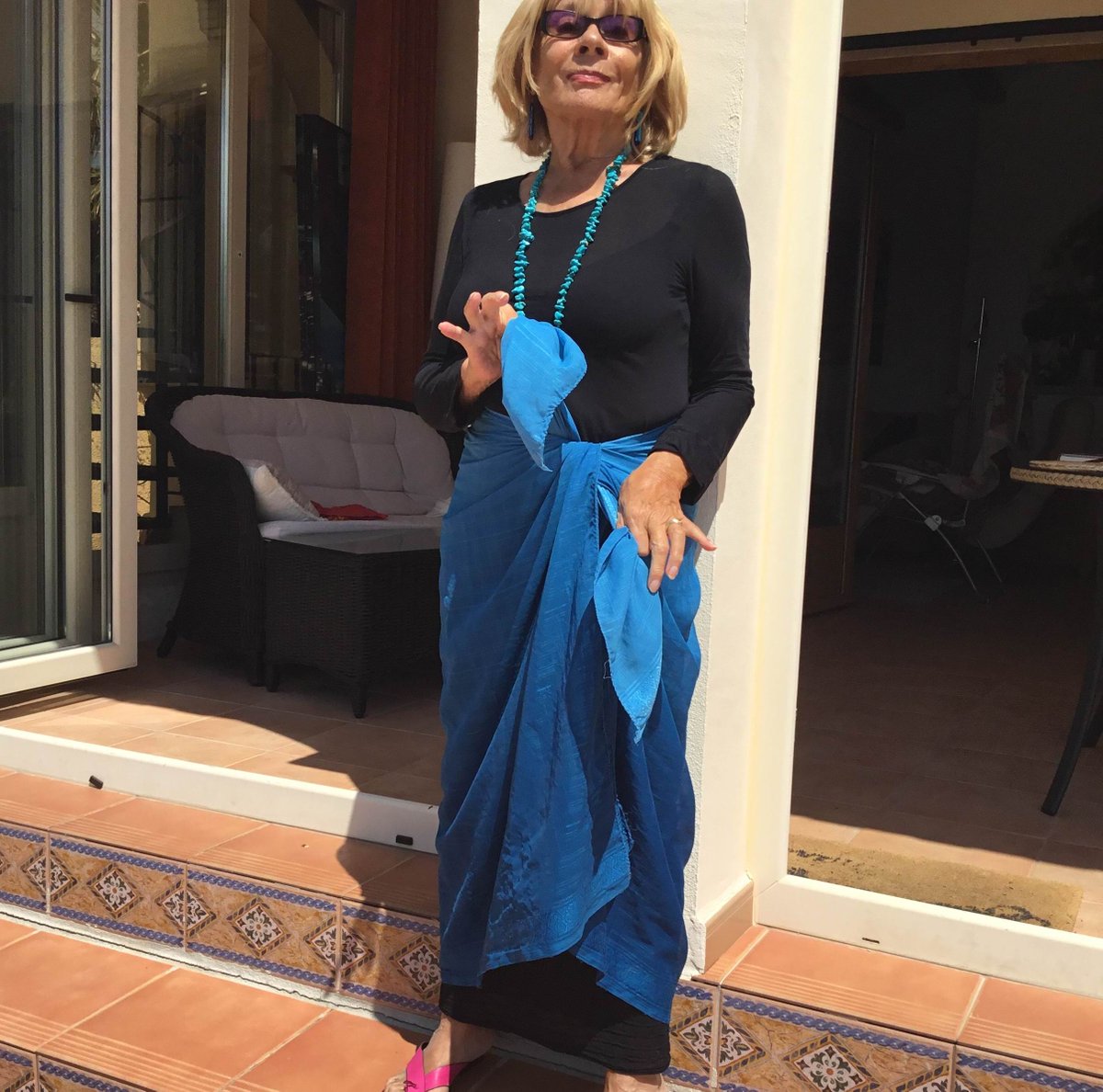 Reduce, recycle, reuse - by using an gorgeous old shawl/scarf as a 'new'sarong skirt.
#50plusstyle#fashionsustainability#sustainability#itsnevertoolate