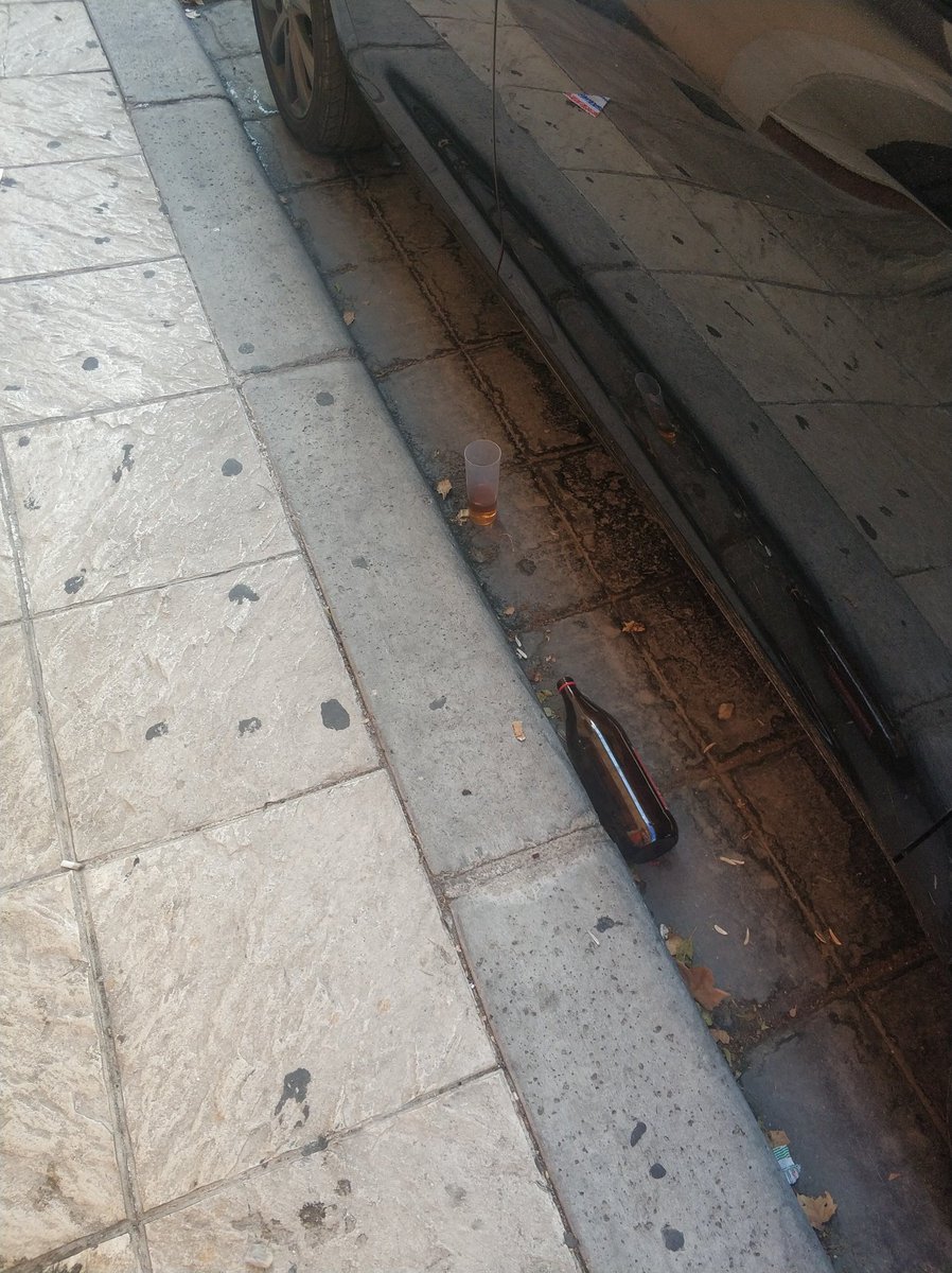 Se quejan los vecinos de la calle salibreja, una de las calles más transitadas estos días y menos vigilada, hasta botellones en calle de cocheras. Menos mal que iba a ser vigilado. <a href="/AytoJaen/">Ayuntamiento de Jaén</a> <a href="/CondondeJaen/">Condón De Jaén </a> @LocalJaen