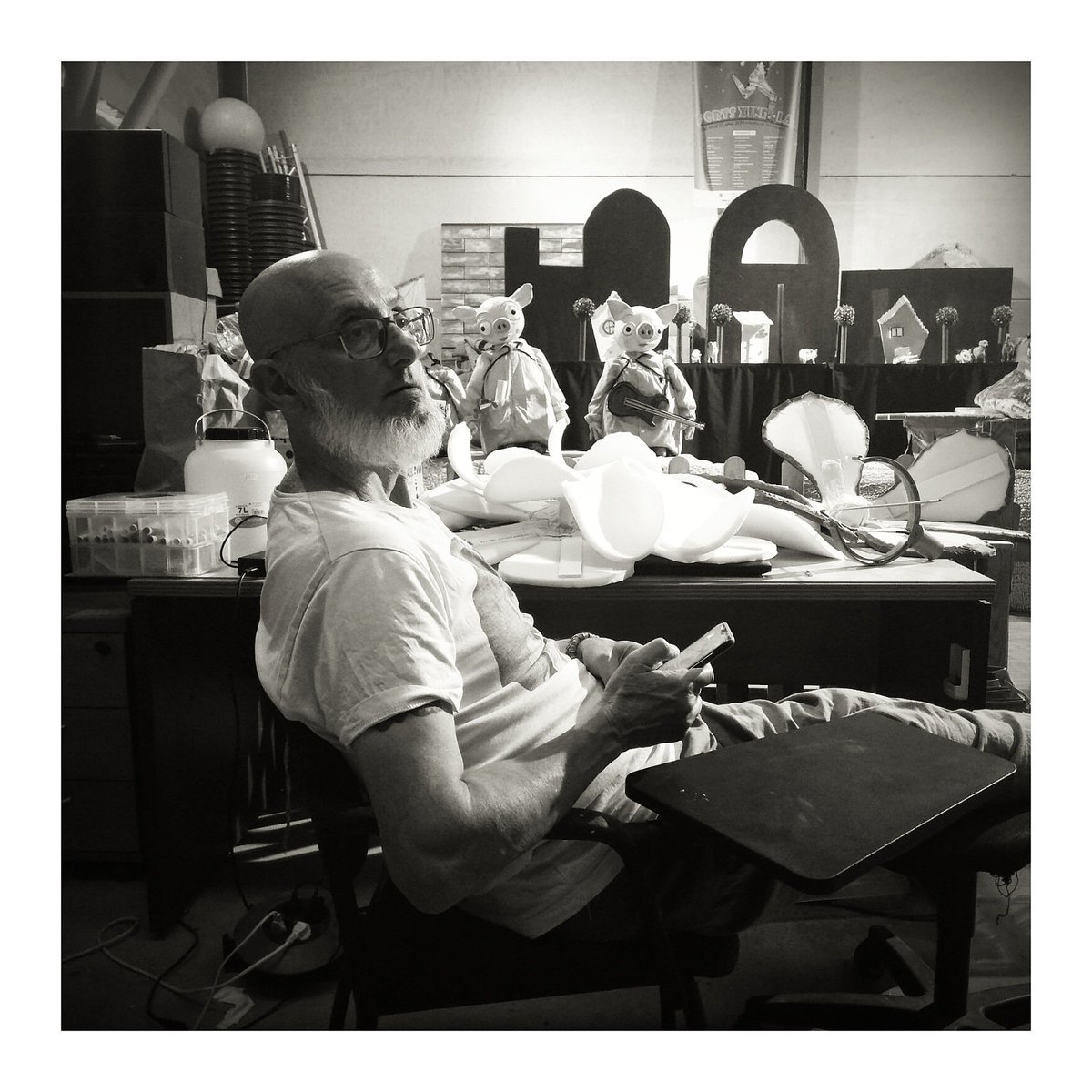 #director en proceso de ensayos, antes del estreno de #LESTR3SPORQUETES de <a href="/XaropTeatre/">XAROP TEATRE</a> ... momentos de reflexión 🤫

#Titelles #teatro #Títeres #puppets #theatre #show #teatre #performance #culturateatral