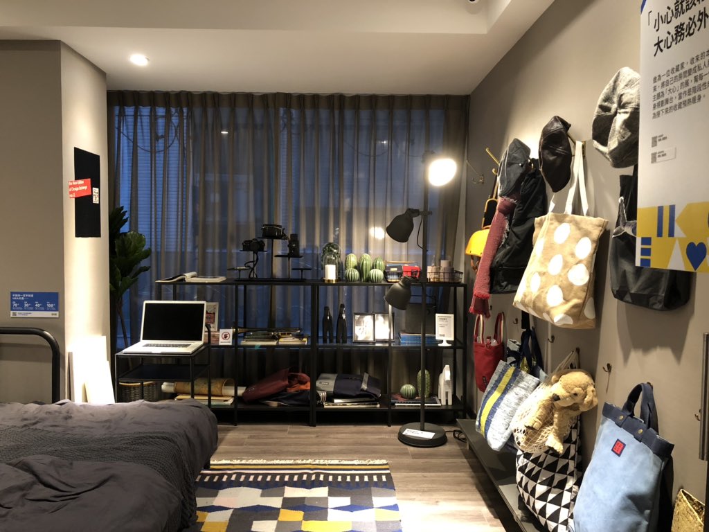 森井ユカ Yuka Morii たとえば猫と一緒の部屋には所々に保護猫の等身大看板があって Qrからアクセスすると猫の情報が見られるので 里親を希望することもできます 台北東京半々暮らし