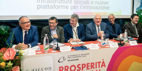 Per essere più chiaro ... guardate questa foto. Il genere è maschile, pervicacemente maschile. <a href="/MonicaDePaoli1/">Monica De Paoli</a> fa notare che l'economia sociale è soprattutto femminile ... Comunque fa piacere vedere che si divertono